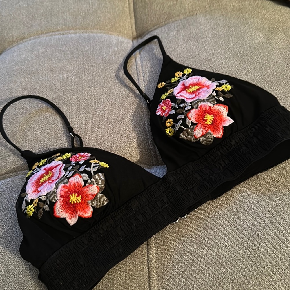 BLACK FLORAL BIKINI TOP